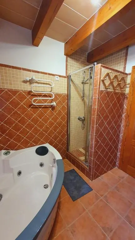 Badezimmer mit Eck-Jacuzzi und Glasdusche