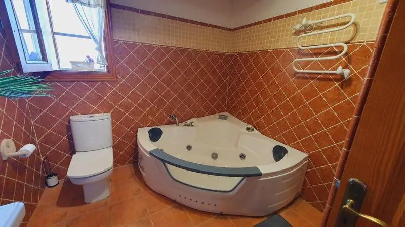 Badezimmer mit Jacuzzi und Terrakottafliesen