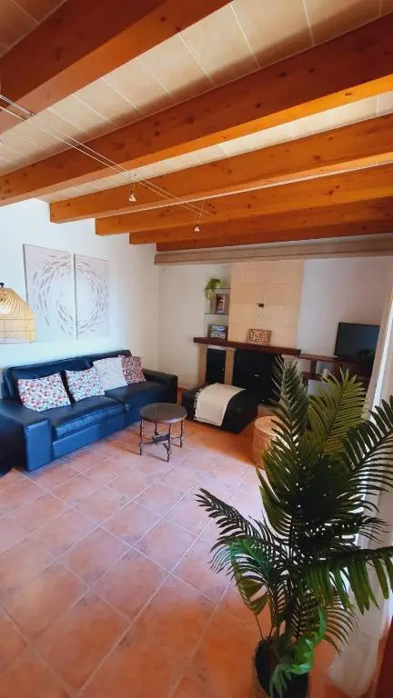 Wohnzimmer mit Kamin und Holzbalken