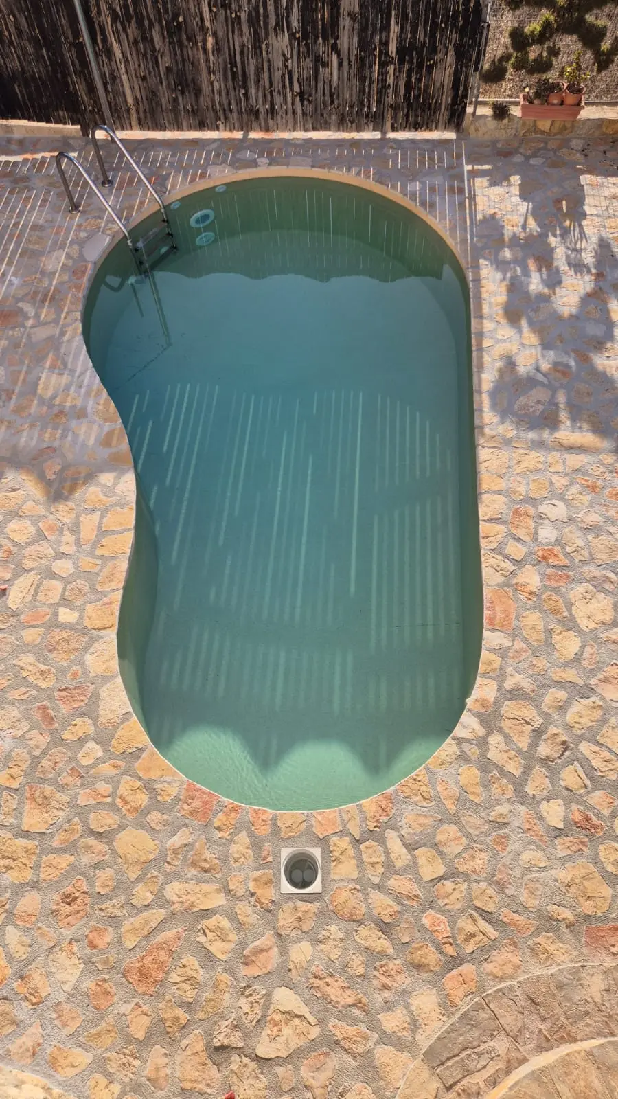 Pool mit Steinterrasse von oben