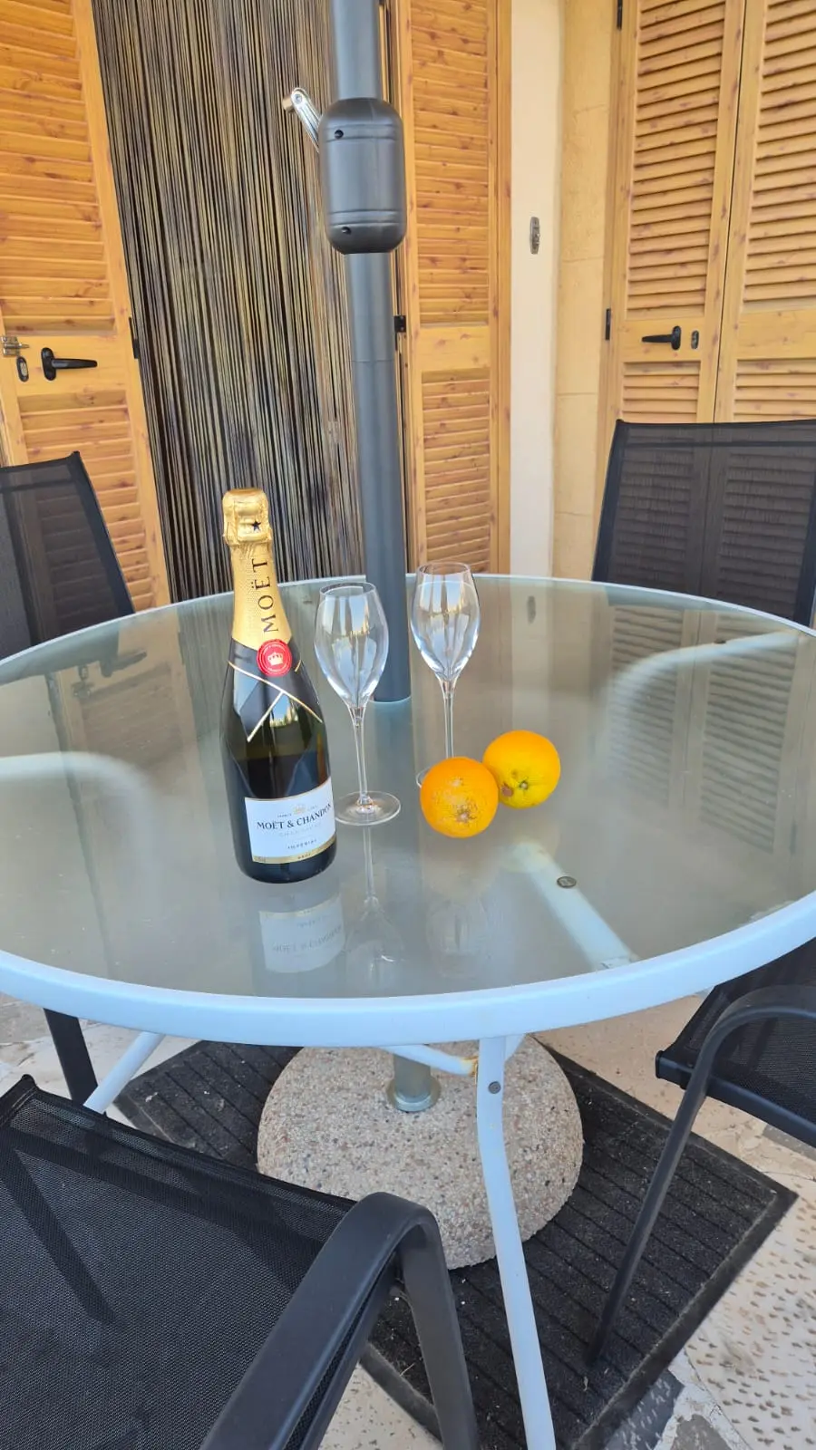 Terrasse mit Champagner und Blick über die Landschaft - Willkommen in Es Carreró
